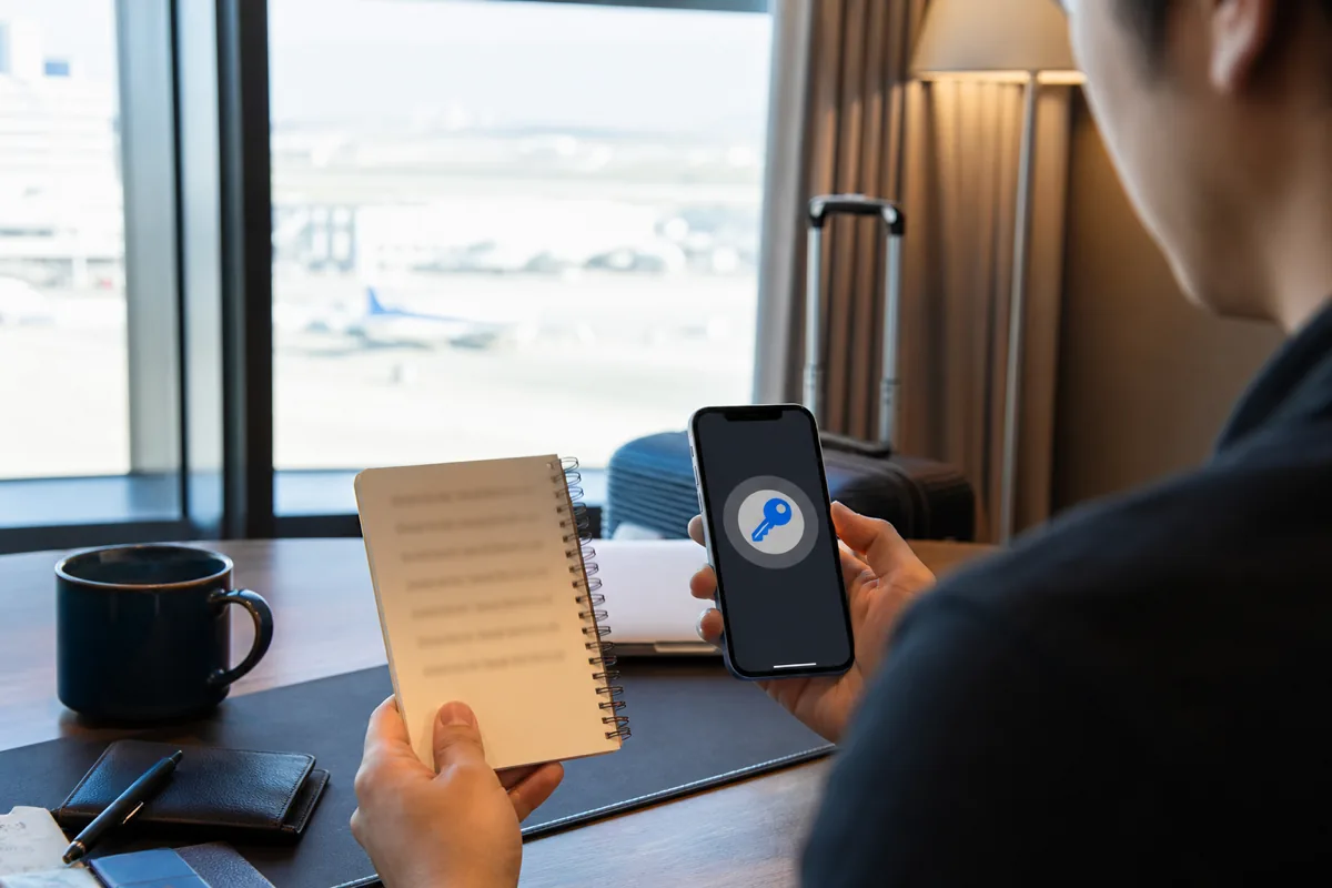 海外旅行前に認証アプリとバックアップコードを準備するイメージ